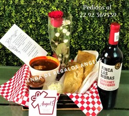 BANDEJA CON COMIDA Y VINO TINTO