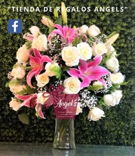 DISEÑO FLORAL CON ROSAS BLANCAS Y FLOR AROMATICA